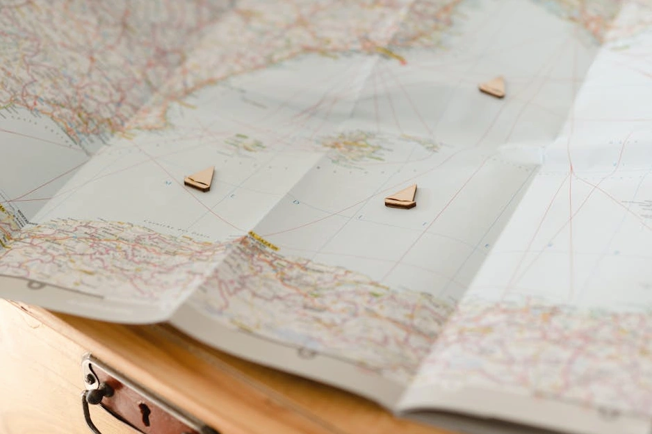 Mappa del mondo in stile low-poly con grafici di dati in crescita